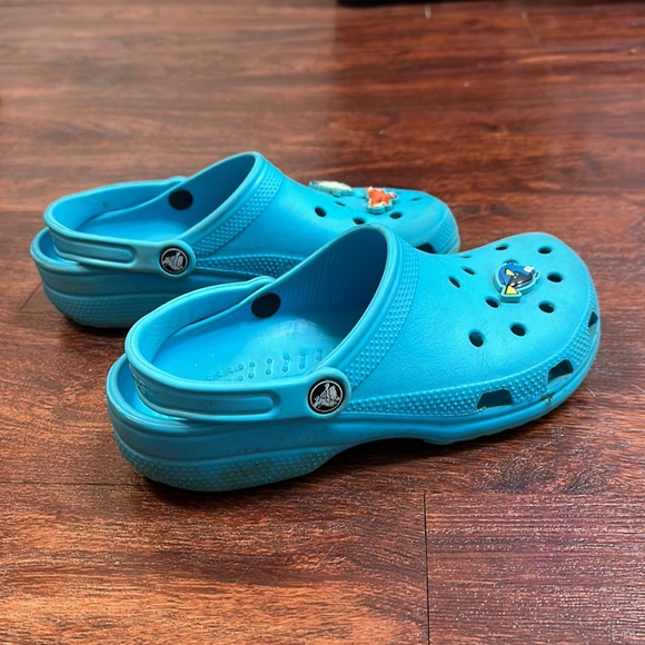 Light blue crocs with Finding Dory Jibbitz - Picture 7 of 7